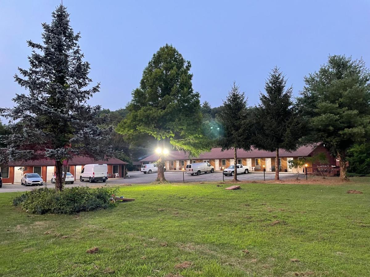Pine Valley Motel Spruce Pine Екстериор снимка